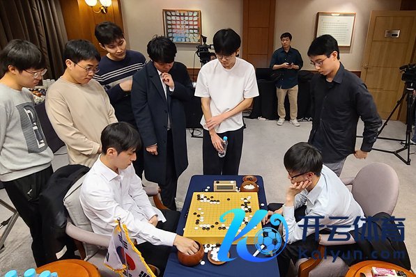 韩国在 1、2 轮比赛中，多亏了金明训（左）的出色领路，场面稍显乐不雅